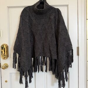 Sadie & Sage Poncho, Grey, Fringe Size M/L